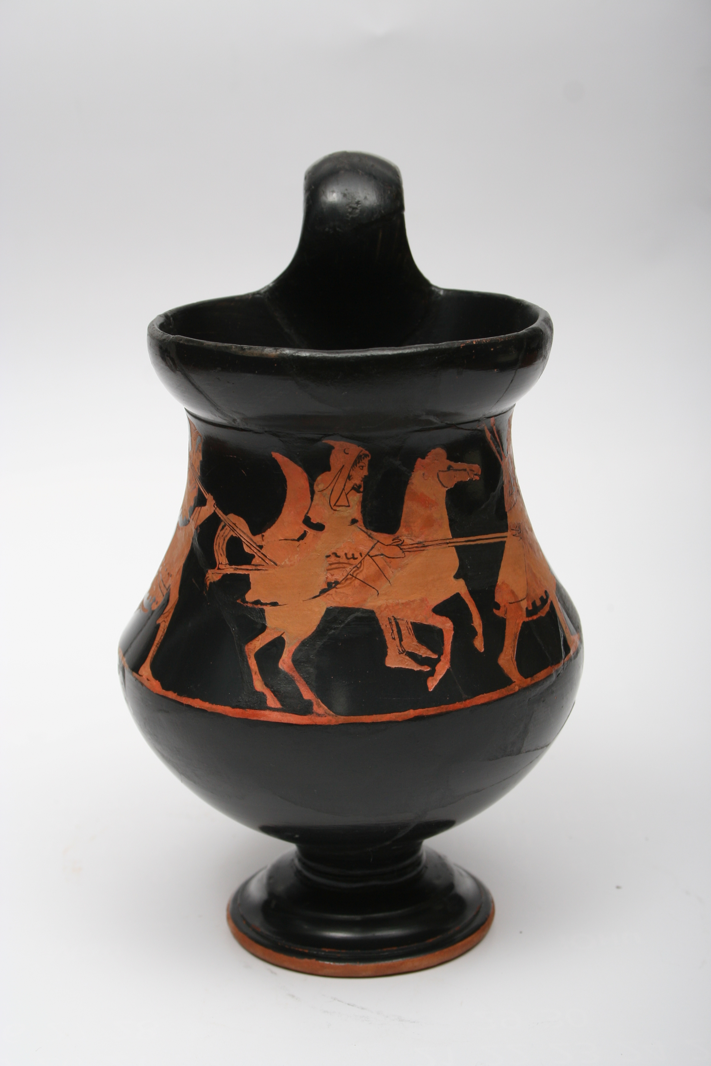Червенофигурна каничка с изображение на тракийски воини